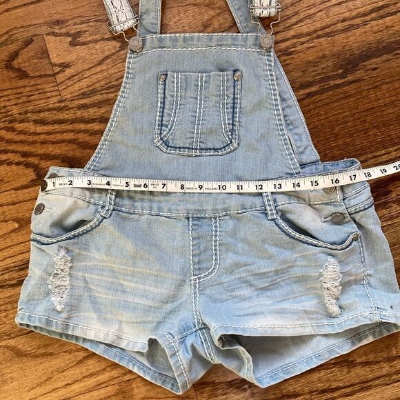 Almost Famous Juniors Light Wash Distressed Lace Short Overalls Juniors Sz 13 - Picture 11 of 14